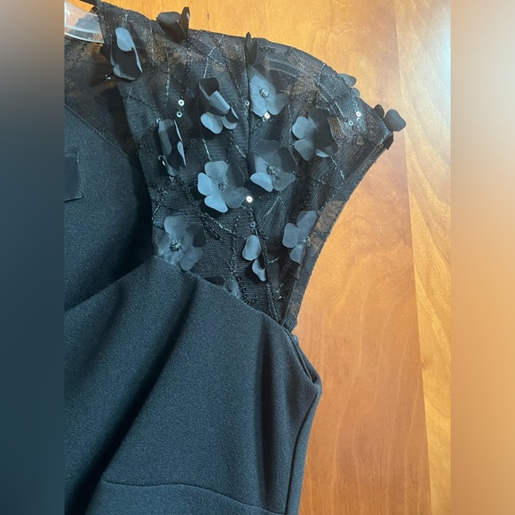 NWT Xscape long dress cap sleeves with flower appliqué. Size 12P - Picture 2 of 8